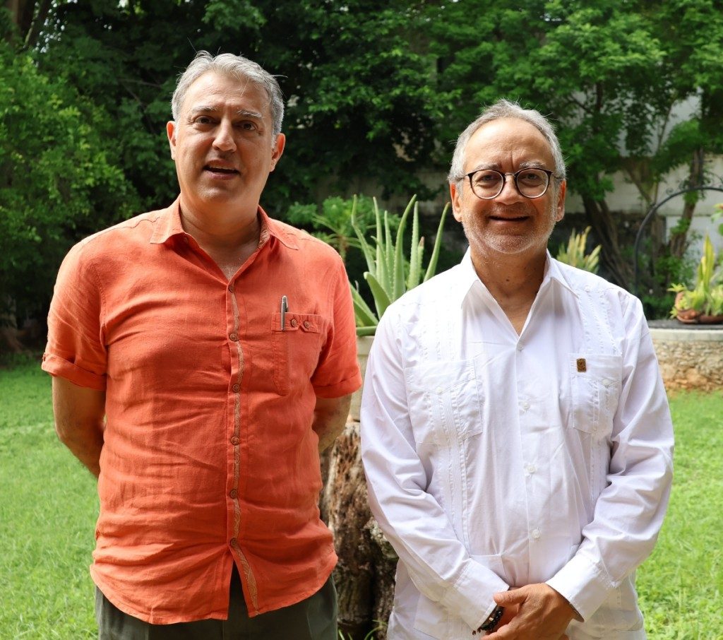 Los doctores Ricardo López Santillán y Jorge Cadena Roa, secretarios ejecutivo entrante y saliente del Consejo Mexicano de Ciencias Sociales, A.C., reunidos en la toma de protesta del cargo